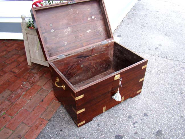A fine late Victorian brass mounted Rosewood Regimental Silver Chest circa 1880 — image 3